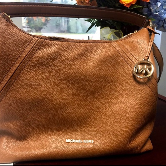 - MK Purse ~ Excellent condition. Perfectly clean inside and out. Great p… - Picture 1 of 7